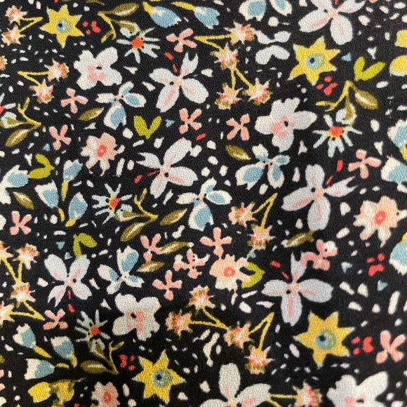 LOFT women’s Flutter sleeve shirt. Floral. Size Medium. 100% Rayon - Picture 4 of 12